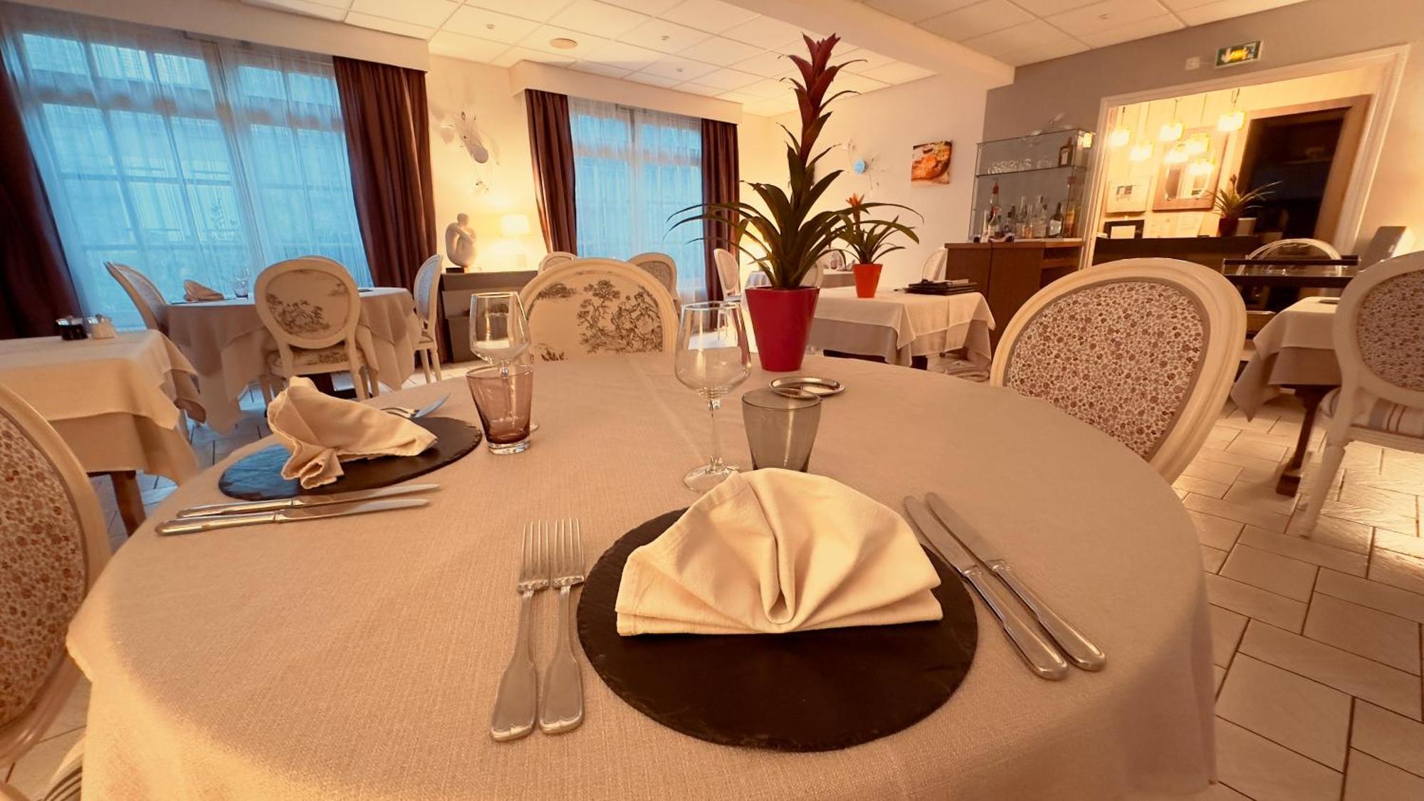 Logis Hotel Restaurant Des Voyageurs Tarnac Екстер'єр фото